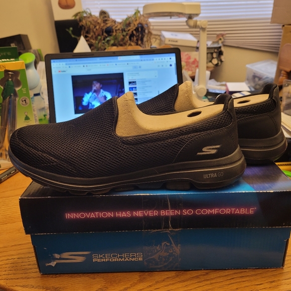 🚺 Ladies Sneakers - Picture 2 of 8